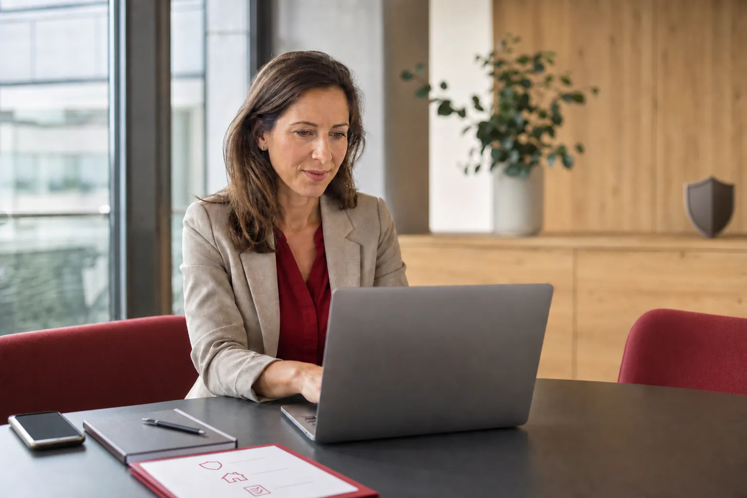 Mitarbeiter der ERGO Group in einer chunkx Microlearning-Lernsession am Arbeitsplatz
